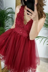 Sukienki - Bordowa sukienka tiulowa z koronkową górą