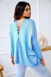 E-mikos - Luźny sweter damski me gusta z wiązanym dekoltem z tyłu niebieski