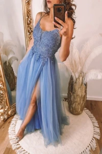 Lilith-sklep.pl - Tiulowa sukienka maxi z rozcięciem na nodze i paseczkami na plecach, niebieska
