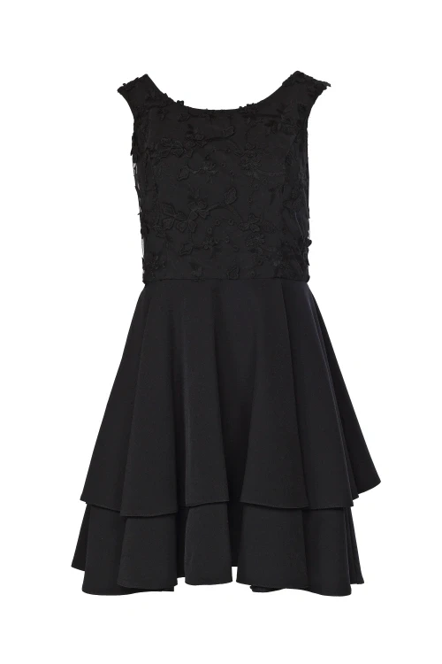 Czarna sukienka z kloszowanym dołem