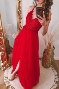 Sukienki - Czerwona sukienka tiulowa z haftowaną górą i rozcięciem na nodze