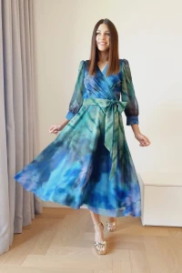 Sukienki - Szyfonowa sukienka w serek i wiązaną szarfą