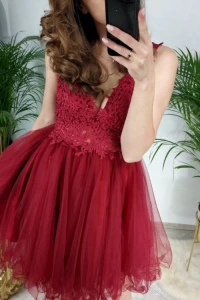 Sukienki - Bordowa sukienka tiulowa z koronkową górą