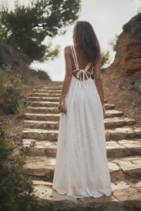 Lou.pl - Ontario - stylowa biała sukienka maxi z haftowanym wzorem kwiatowym