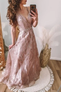 Sukienki - Różowa rozkloszowana sukienka maxi posypana brokatem