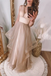 Sukienki - Beżowo-złota sukienka maxi z asymetrycznym dołem