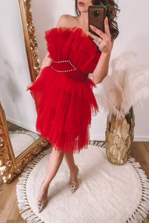 Czerwona sukienka gorsetowa na biust z ozdobnym paskiem