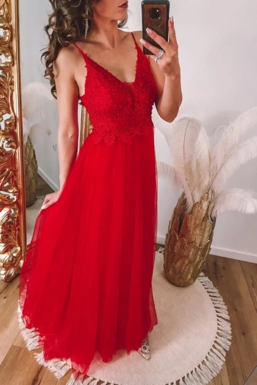 Czerwona sukienka tiulowa z koronkową górą na cienkich ramiączkach