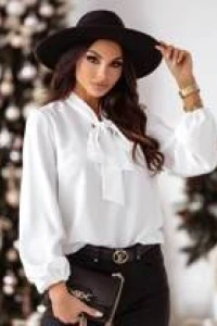 Lafemmeboutique.pl - Biała gładka bluzka damska ze ściągaczem przy rękawie i wiązaniem przy szyi BOW