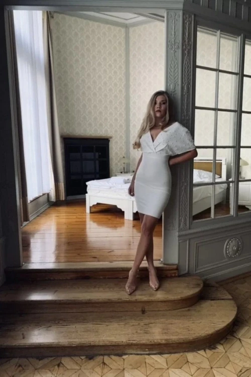 Blanca biała sukienka z perłowym dekoltem