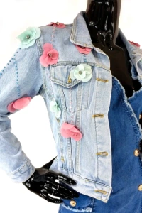 Kurtki - Krótka kurtka jeansowa z kwiatami