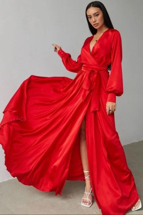 Czerwona satynowa duga sukienka z rozkloszowanym doem nel
