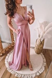 Sukienki - Różowa sukienka satynowa na cienkich ramiączkach z rozcięciem