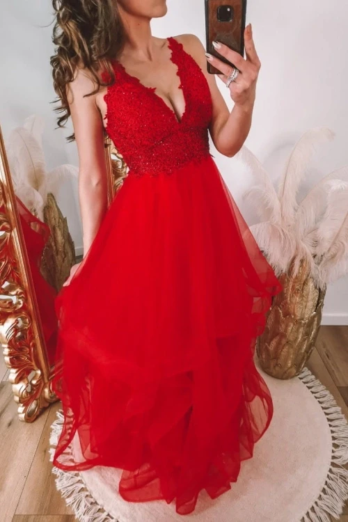 Czerwona sukienka maxi z asymetrycznym dołem