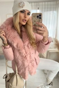 Charlottefashion.pl - Kurtka pikowana pudrowa z konierzem z futerka w348