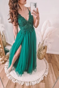 Sukienki - Zielona sukienka tiulowa z haftowaną górą i rozcięciem na nodze
