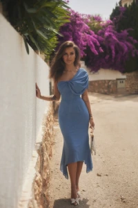 Lou.pl - Comet - midi niebieska brokatowa sukienka z ozdobnym szalem