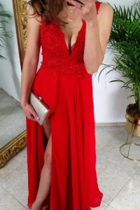 Sukienki - Zwiewna długa sukienka czerwona z rozcięciem na nodze