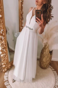 Sukienki - Biała sukienka maxi z ozdobnym paskiem i tiulowym dołem
