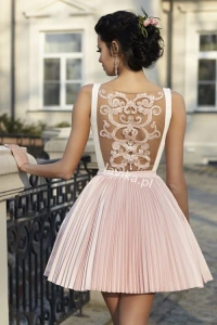 Sukienki - Klara - różowa plisowana sukienka z haftem