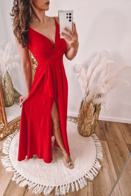 Czerwona zwiewna sukienka maxi z rozcięciem na nodze