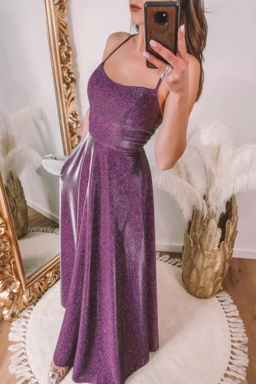 Fioletowa sukienka brokatowa z rozcięciem na nodze