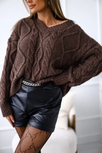 Swetry - Ciepły sweter w serek z grubym splotem brąz