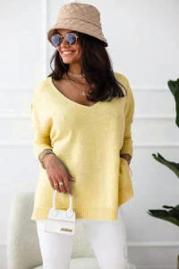 E-mikos - Luźny sweter damski w serek me gusta żółty