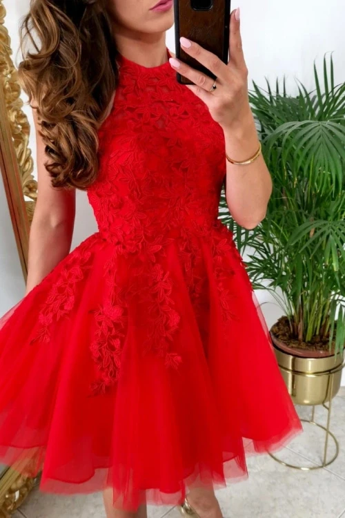 Czerwona sukienka tiulowa z haftowanymi kwiatami