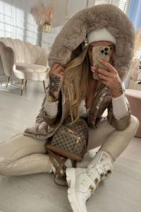 Charlottefashion.pl - Kurtka metaliczna szampaska z kapturem z futrem w345