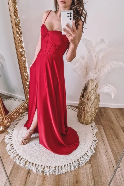 Czerwona sukienka satynowa z gorsetową górą