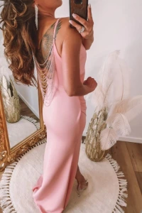 Sukienki - Różowa sukienka z koralikami na plecach i rozcięciem na nodze