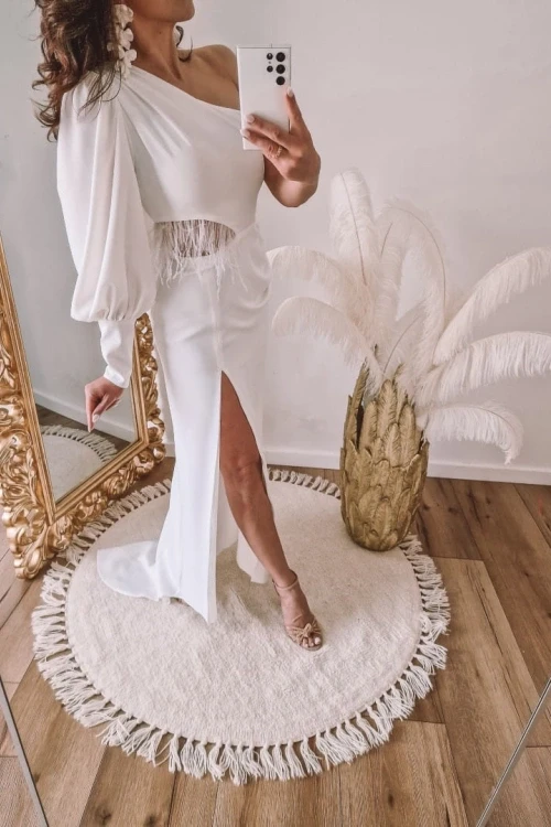 Biała sukienka z piórkami na jedno ramię