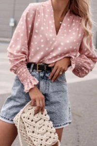 Bluzki - Pudrowo-różowa bluzka damska w białe groszki z falbaną i ściągaczem przy rękawie ANA.