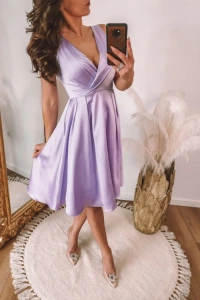 Sukienki - Fioletowa sukienka satynowa na szerokich ramiączkach