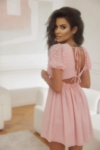 Sukienki - Xenia - romantyczna mini sukienka w pudrowym różu