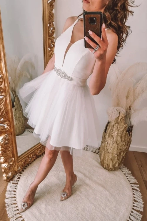 Biała sukienka tiulowa z ozdobnym paskiem