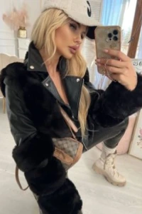 Charlottefashion.pl - Kurtka z ekoskry z ozdobnym futerkiem czarna w342