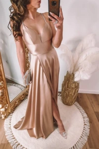 Sukienki - Złota sukienka satynowa z ozdobnymi ramiączkami