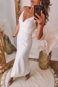 Sukienki - Biała sukienka maxi z krótszym bokiem i koralikami
